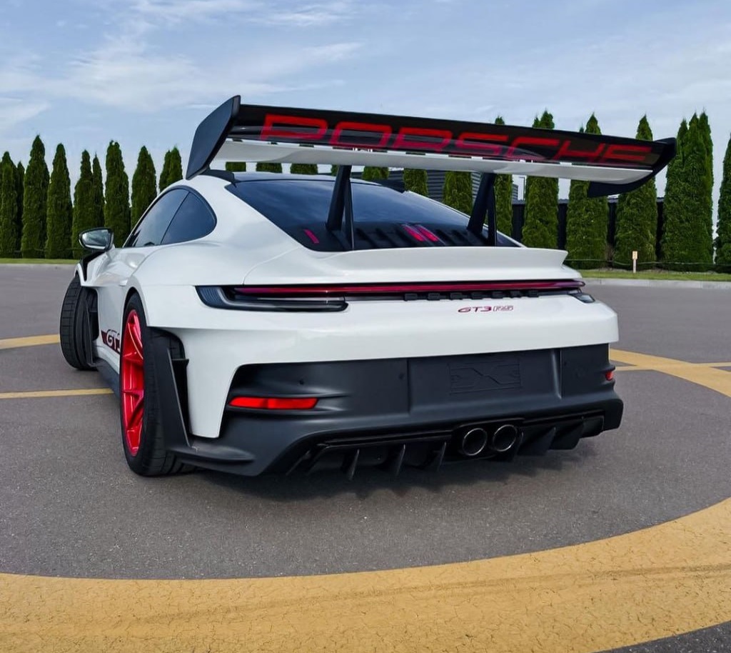 В Україну привезли найекстремальніший спорткар Porsche 911
