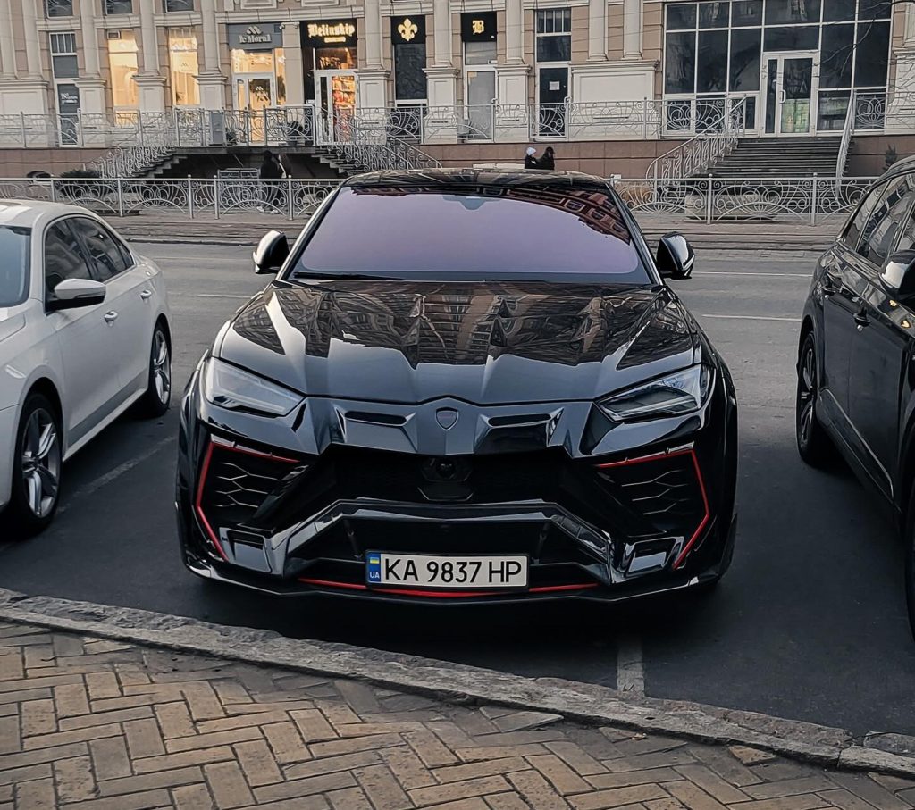 В Одесі помітили тюнінгований Lamborghini Urus від Mansory